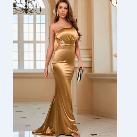 One-Shoulder Cutout Gathered Detail Fishtail Dress - Picture 5 of 5